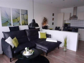 Op-England-I-mit-Terrasse-grossem-Garten